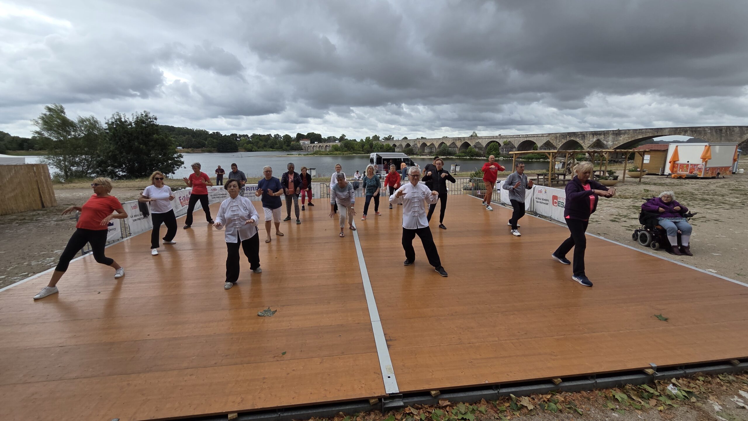Estivales de Beaugency - Tai Chi sur les quais de Loire